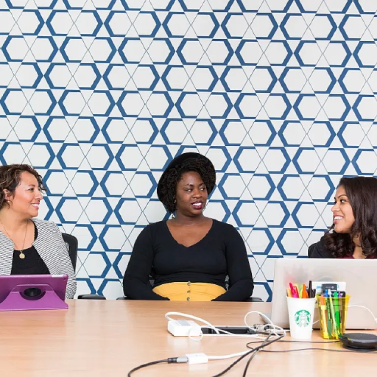 Comprendre le leadership autoritaire : atouts, limites et applications concrètes